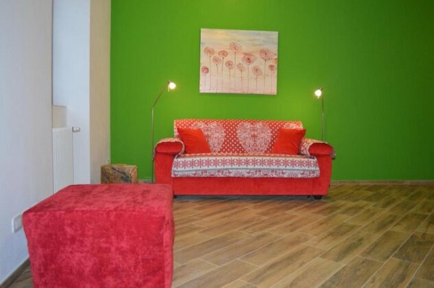 Parravicini Red Flower apartment