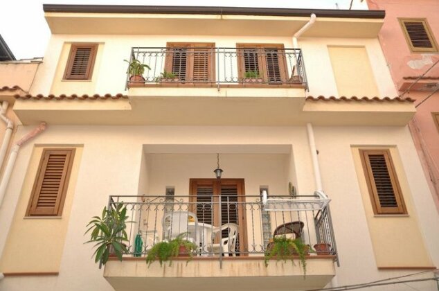  Photo 1