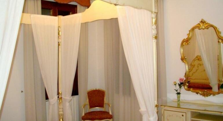 Hotel At Leonard - Photo2