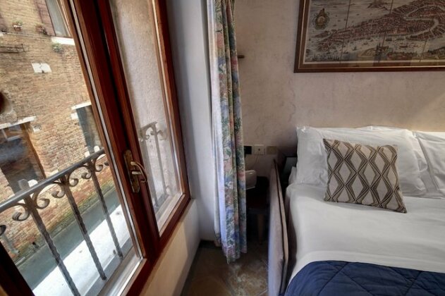 Rialto canal view - Photo4
