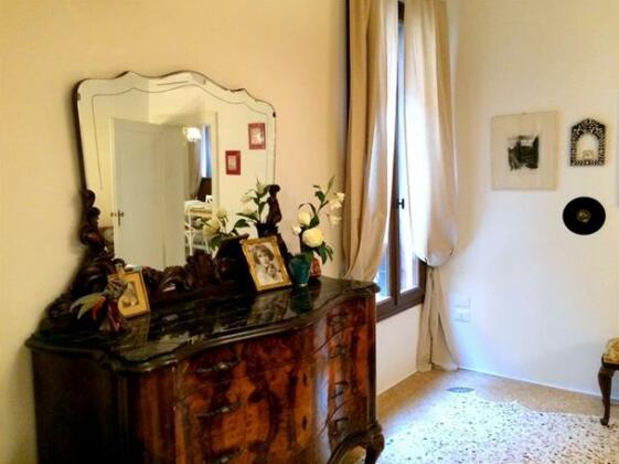 Romantic Rialto - Photo2