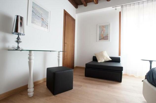 The Lion's House APT3 - Photo2