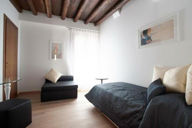 The Lion's House APT3 - Photo3