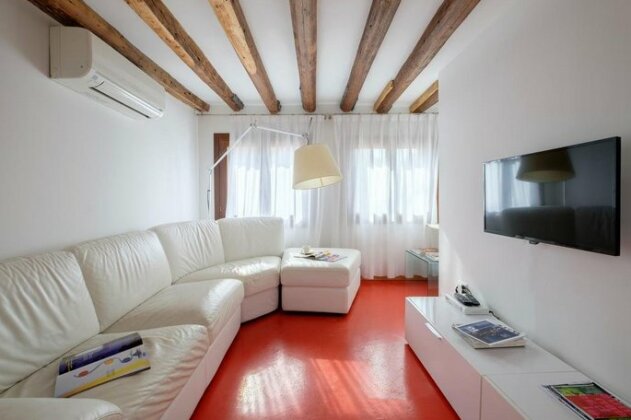 The Lion's House APT4 - Photo5