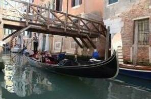 Vele Gondola Canal View 2283 Venice Hld 34337