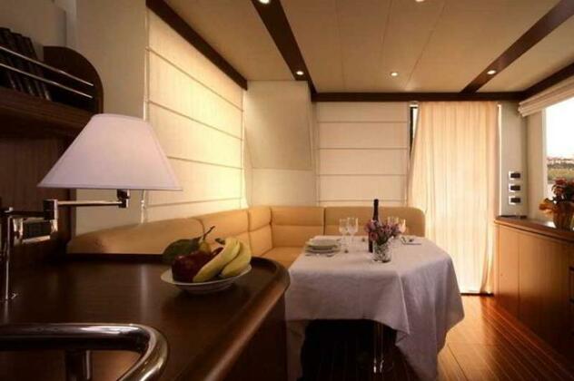 Venice Luxury Yacht - Photo3