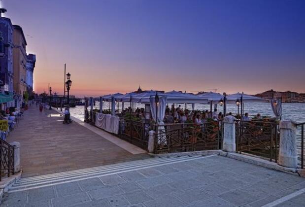 Warm Hospitality Apartments - Photo2