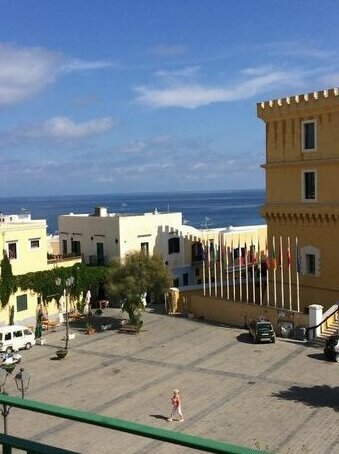 Ventotene La casa in Piazza