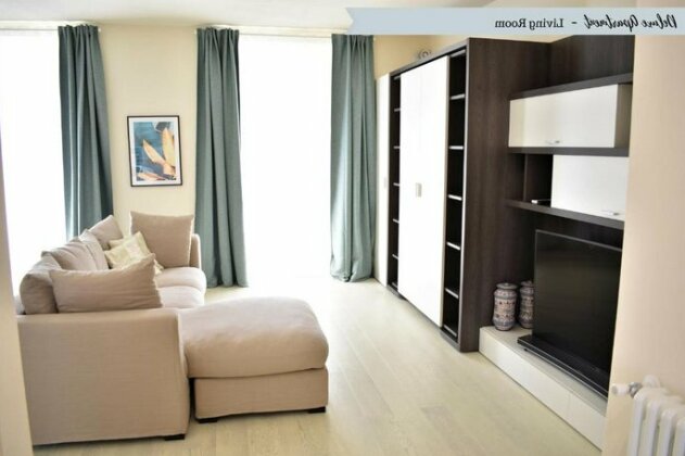Front Beach Apartments - Photo2