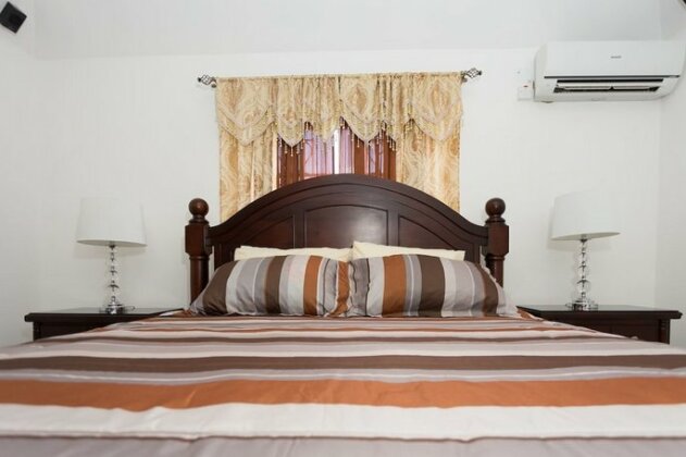 New Kingston Guest Apt at Fairway By The Vacation Casa - Photo4