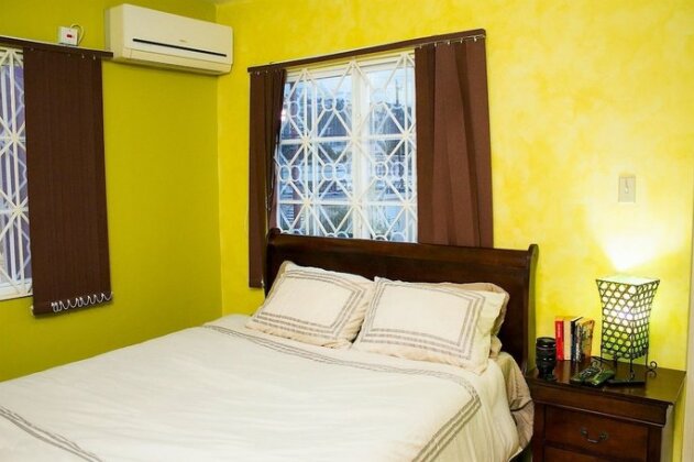 New Kingston Guest Apt at The Stadium By The Vacation Casa - Photo3