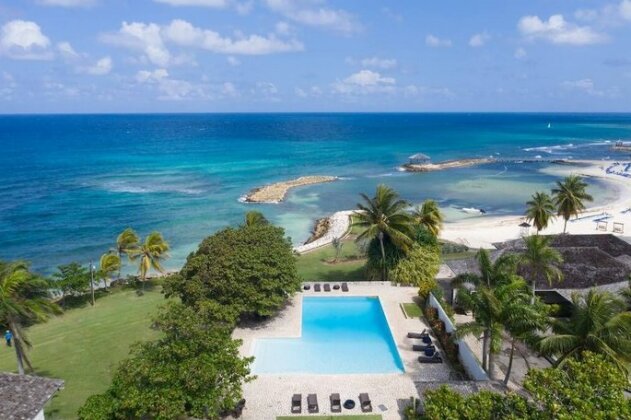 Luxury Villa sleeps 6 Beach Access Montego Bay