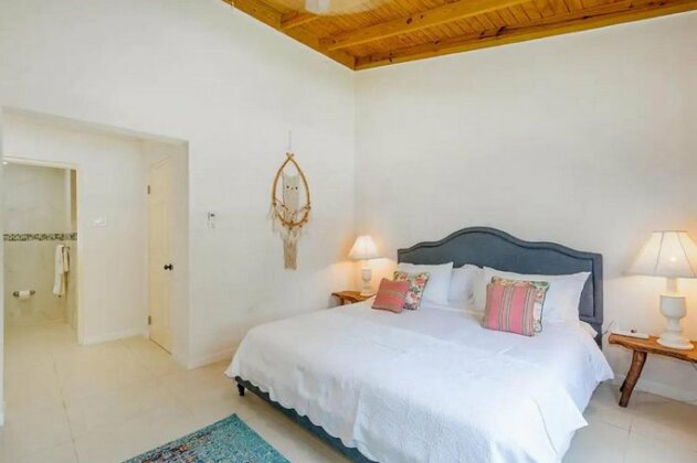 New 3-bed on Hip Strip Beach access Sleeps 8 - Photo2