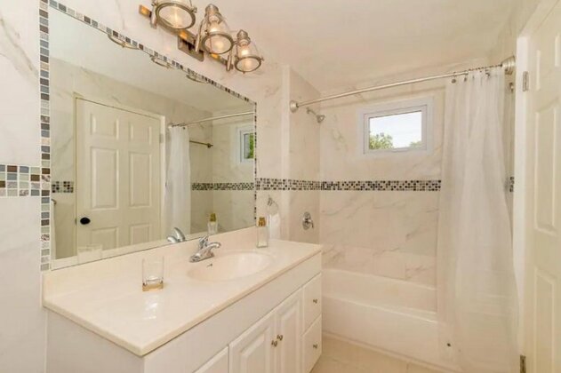 New 3-bed on Hip Strip Beach access Sleeps 8 - Photo5
