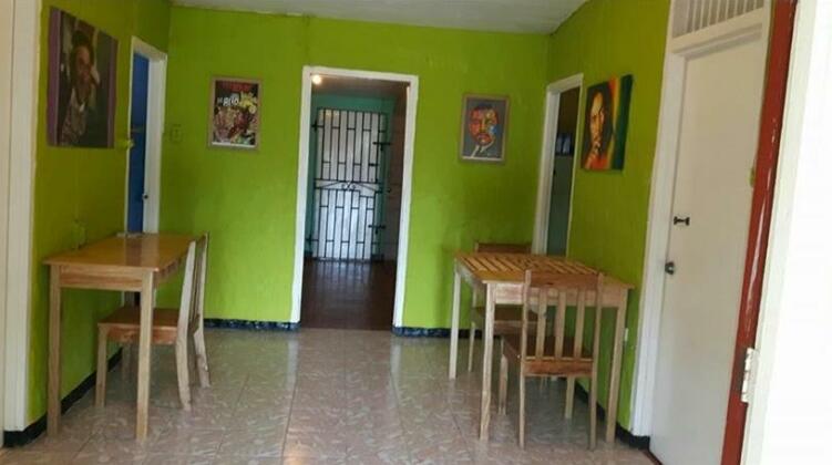 Winnifrenz Hostel - Photo2