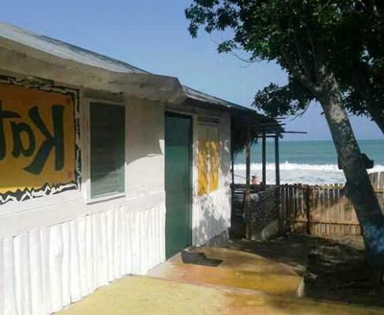 Katamah Beachfront Guesthouse - Photo2