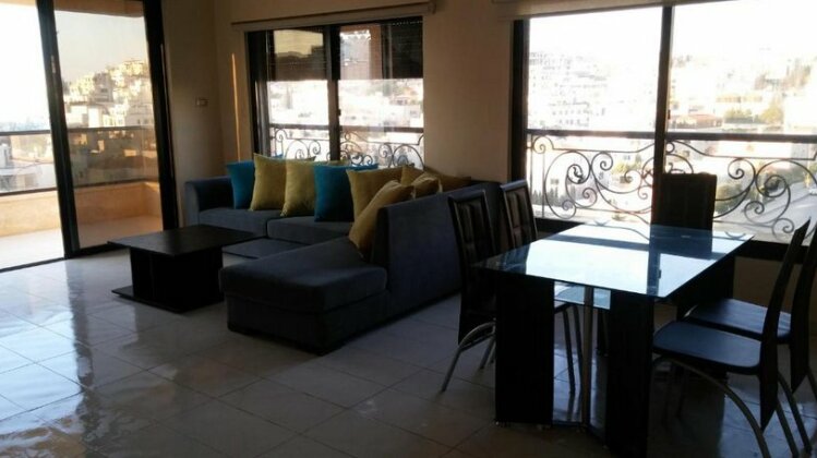 Cozy Dair Ghbar apartment - Photo2