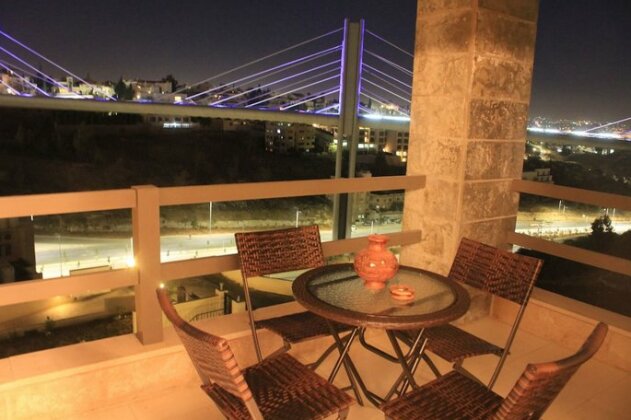 Elegant Modern & Style Hillview Balcony - Photo2