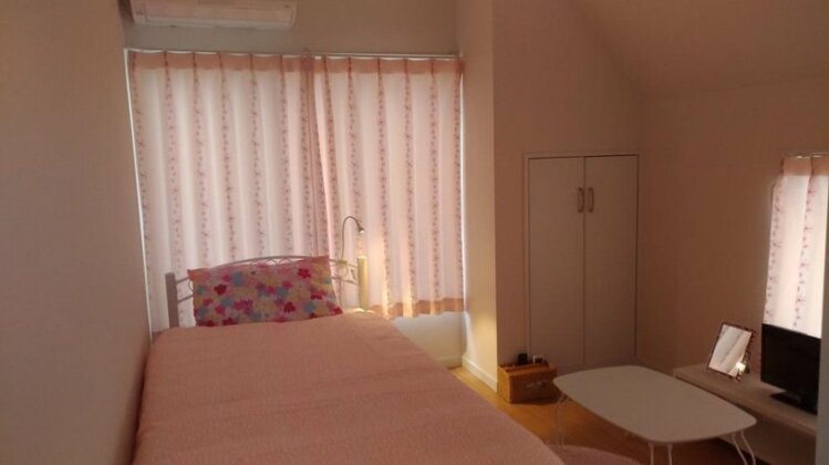 Rainbow guesthouse Female only
