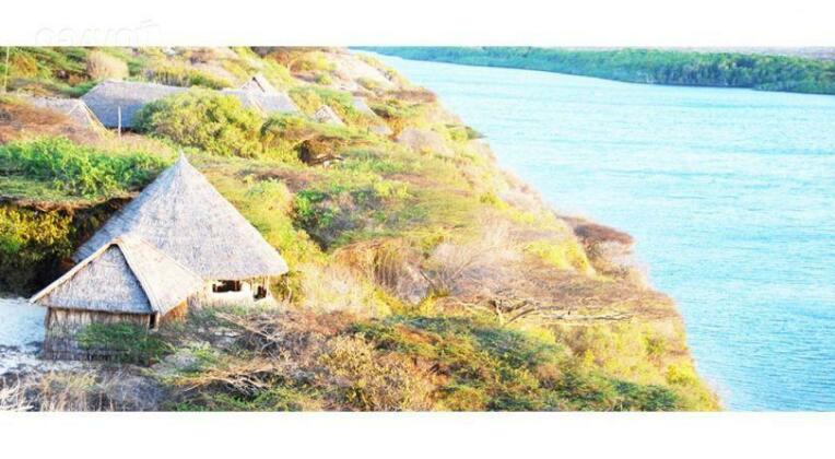 Mikes Camp Kiwayu Island - Photo2