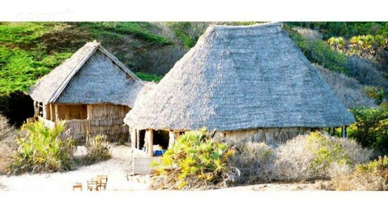 Mikes Camp Kiwayu Island - Photo3