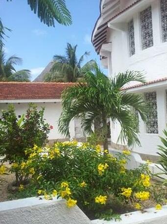 Roundhouse Villa Resort - Photo2