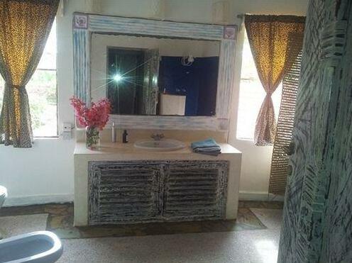 Roundhouse Villa Resort - Photo3