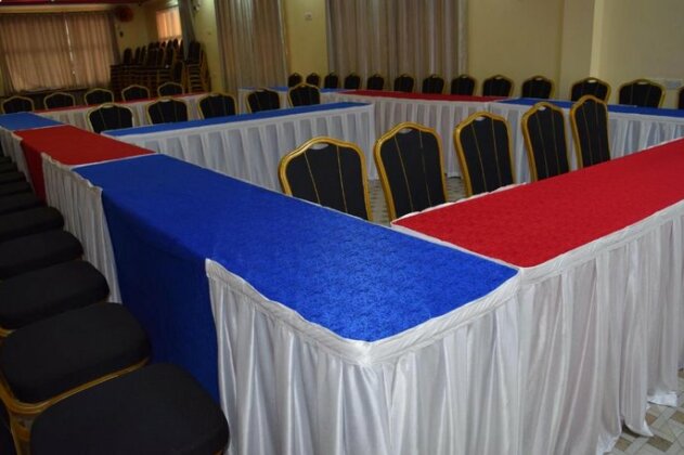 Two Oceans Hotel Voi - Photo4