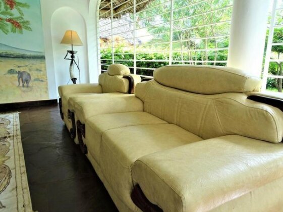 Watamu nestled between pristine beaches and lush tropical forest - Photo3