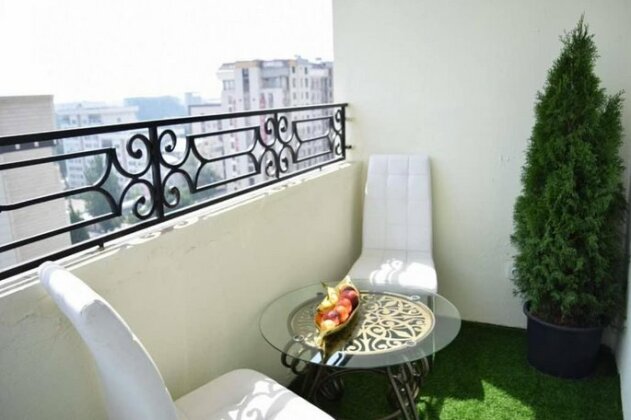 Bishkek Sunny Apartment in the center - Photo5