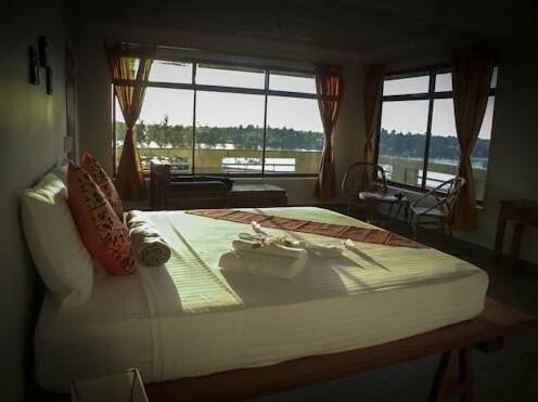 Two Moons Hotel - Photo2