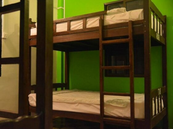 11 Happy Backpackers - Photo5