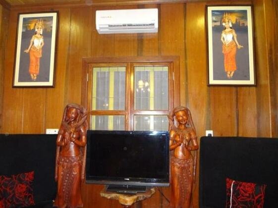 The Single Palm Boutique - Photo2