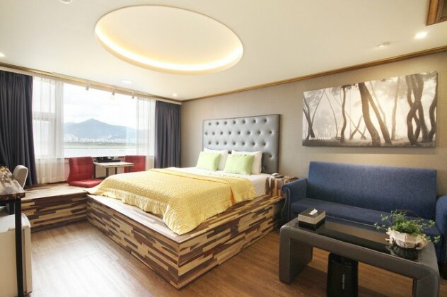 Busan Martin - Photo2