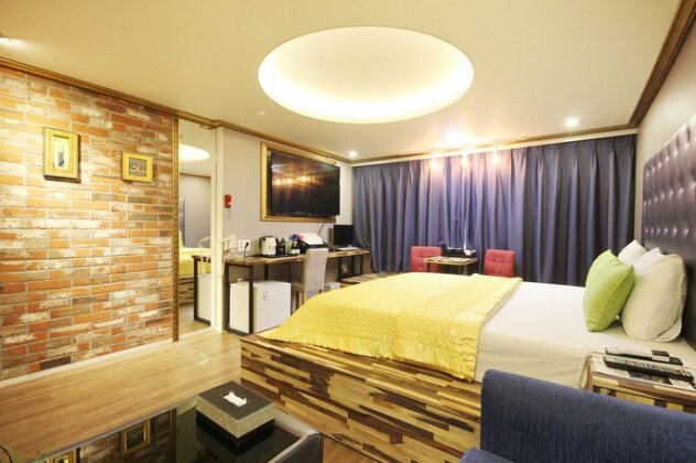 Busan Martin - Photo5