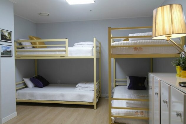 Sun and Moon Guest House - Hostel - Photo5