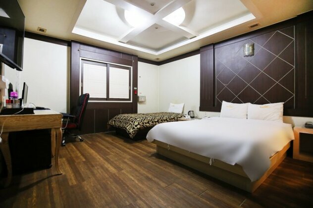 Cheonan Adonis - Photo3