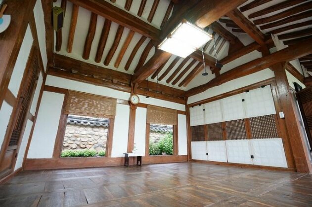 Former Guamseowon Hanok Guesthouse - Photo4