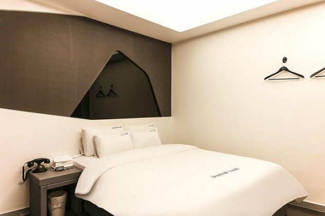 Refined Hotel - Photo4