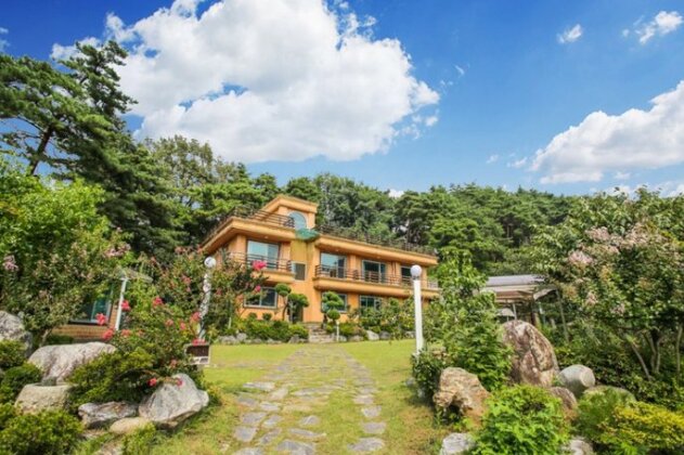 Gangneung Scent of Earth and Pine Pension - Photo2