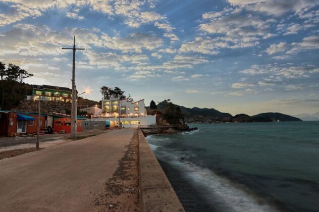 Geoje Doomomongdol Pension