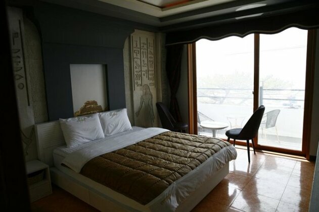 Tiffany Resortel - Photo4