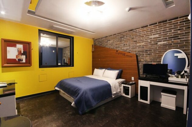 Motel Rings - Photo2