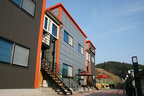 Gyeongju Feelhouse Pension - Photo2