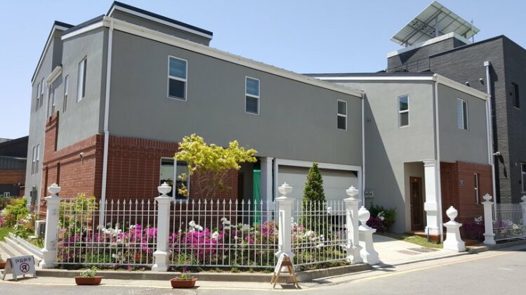 All-In-One Guesthouse - Photo2