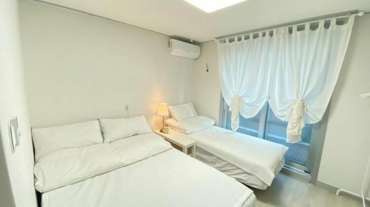 W Premium Airport Guesthouse - Photo5