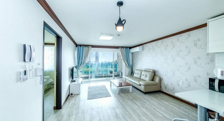 Ghost House - Photo2