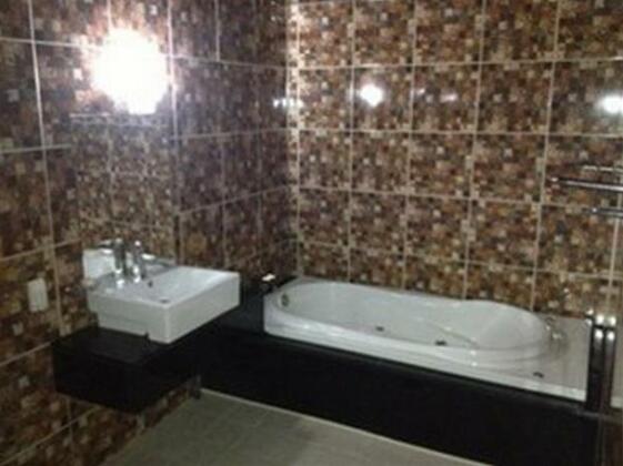 Beast Motel - Photo2