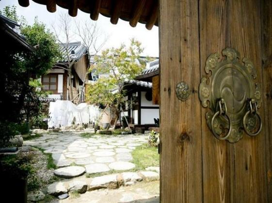 Ewha Gotaek Hanok Hotel - Photo2