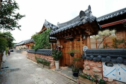Jeonju Byeolbitsuimteo Hanok Guest House